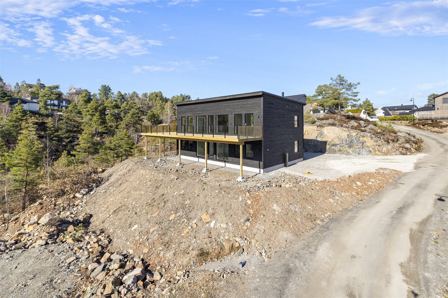 Svennskotveien 6 har fantastiske solforhold og utsikt til Skuggeviktjern!