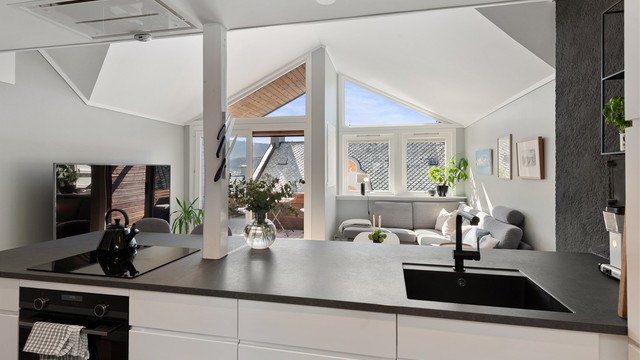 Fra kjøkkenøya har du full oversikt over stuen, noe som gjør dette til en sosial arbeidsplass.