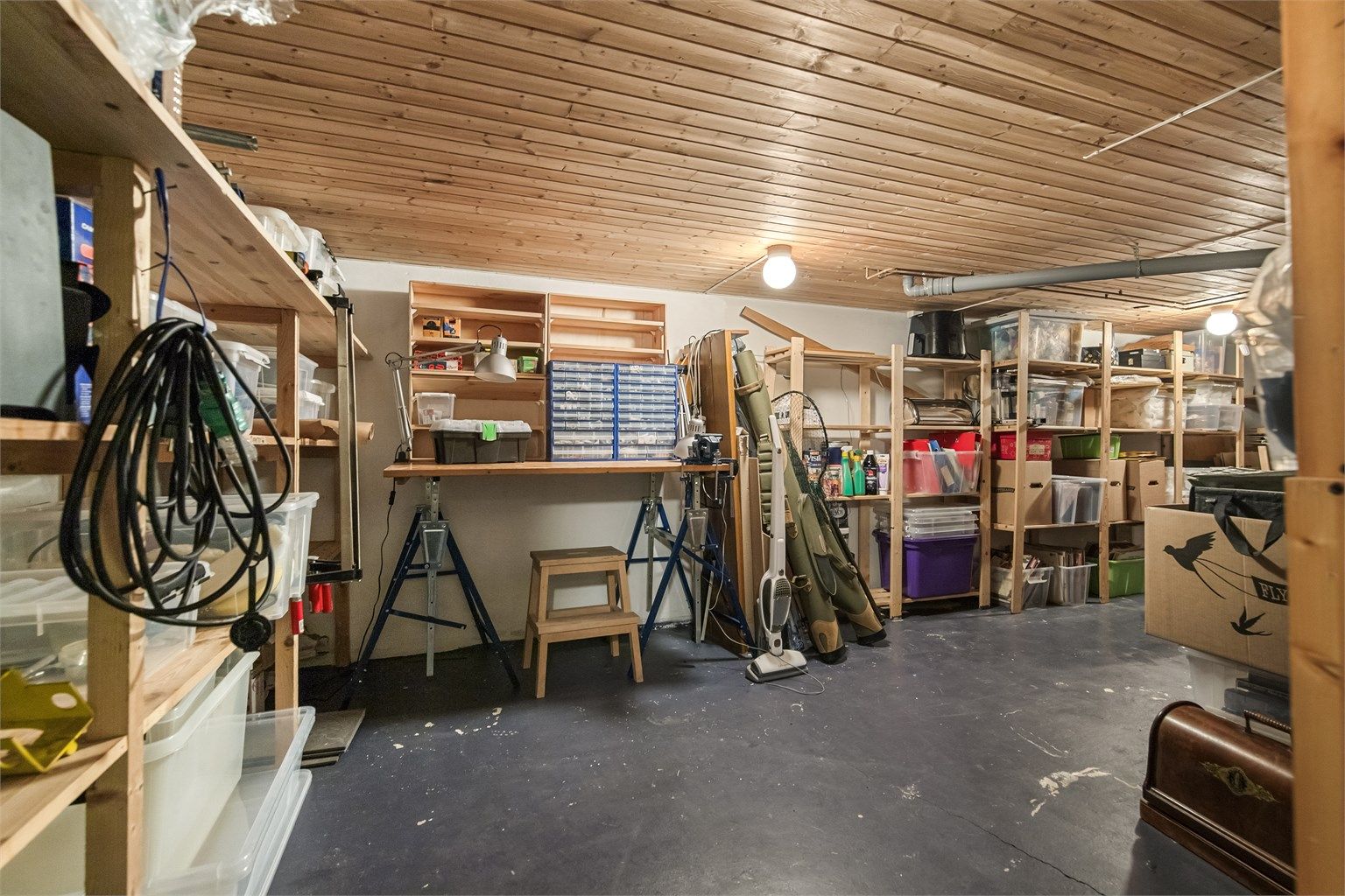 Bod/ lagerrom i første etasje. [ På originale byggetegninger er arealet angitt som «fjellgrunn» med inspeksjonsluker. Arealet er senere utgravd og innredet, men det foreligger ikke søknad eller godkjenning fra kommunen for dette tiltaket. ]