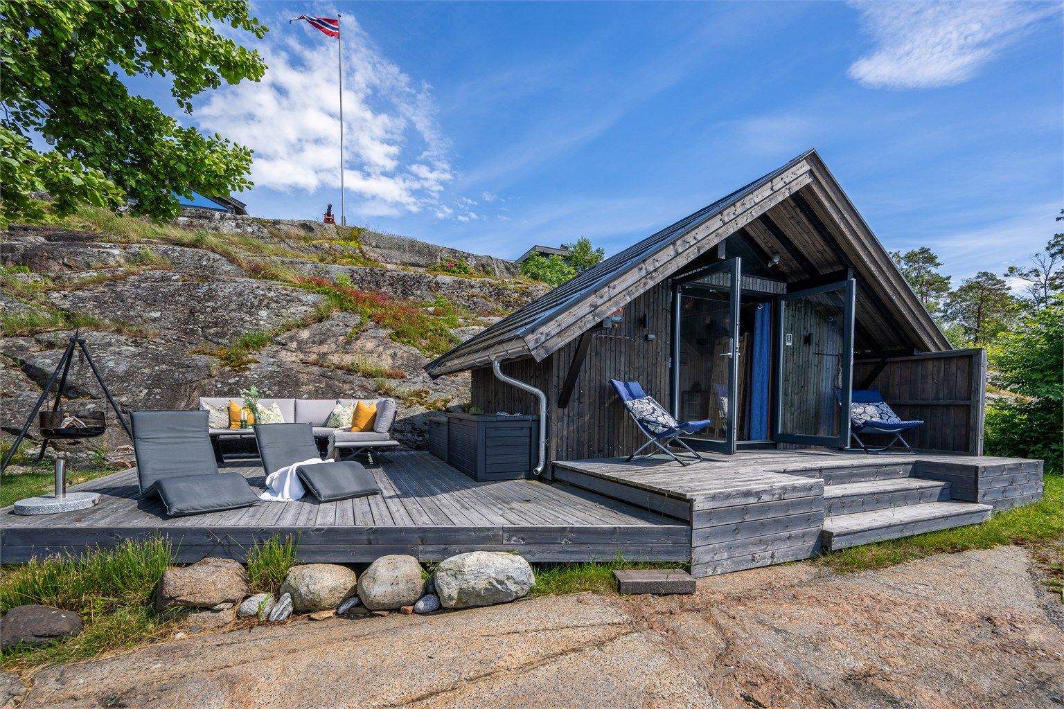 Nede ved vannet er det en hyggelig sjøbod. Her er det tilrettelagt for å nyte fantastiske sommerdager. (Platting ved sjøbod er ikke omsøkt)  