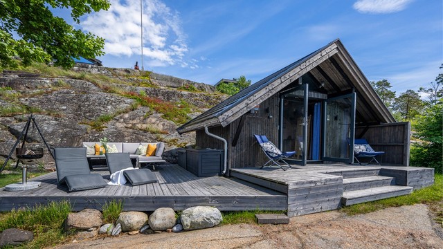 Nede ved vannet er det en hyggelig sjøbod. Her er det tilrettelagt for å nyte fantastiske sommerdager. (Platting ved sjøbod er ikke omsøkt)