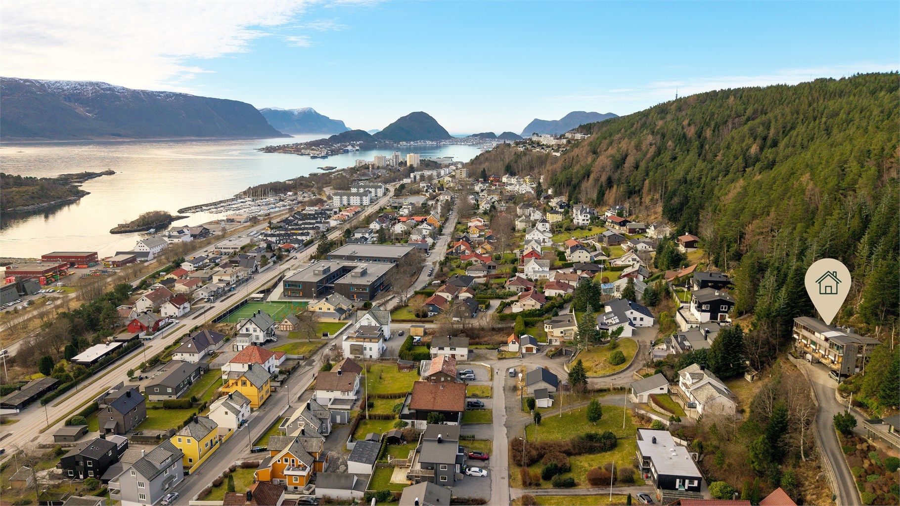 Dronebilde sett fra øst mot vest