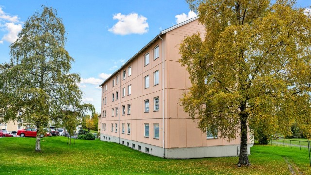 Blokken ligger tilbaketrukket fra Trondheimsveien og er omkranset av grøntareal