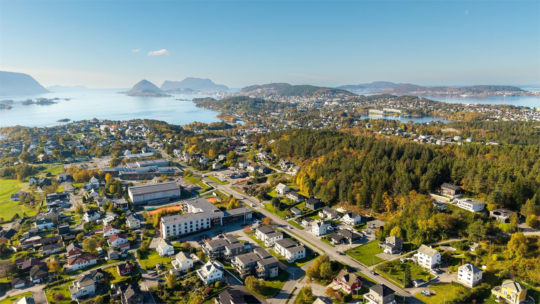 Kort gangavstand til Hatlane skole, barnehager og Ålesund tennishall.