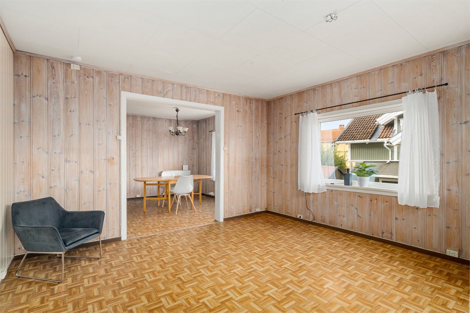 Opprinnelig del: 1. Etasje har to stuer med delvis åpen løsning. 