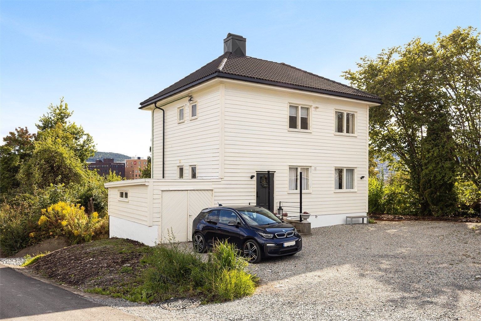 Boligen ligger i en rolig blindvei og har tilhørende enkel garasje samt gruset gårdsplass.
Foto: Stine Prøitz Jørgensen