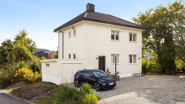 Boligen ligger i en rolig blindvei og har tilhørende enkel garasje samt gruset gårdsplass.
Foto: Stine Prøitz Jørgensen