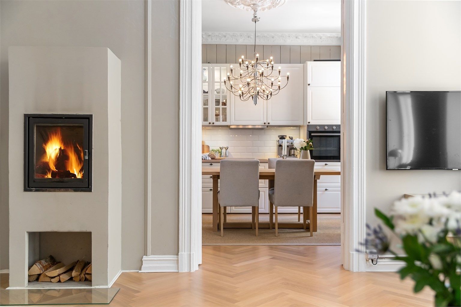 Doble fløydører skaper en elegant og sosial overgang mellom stue og kjøkken.