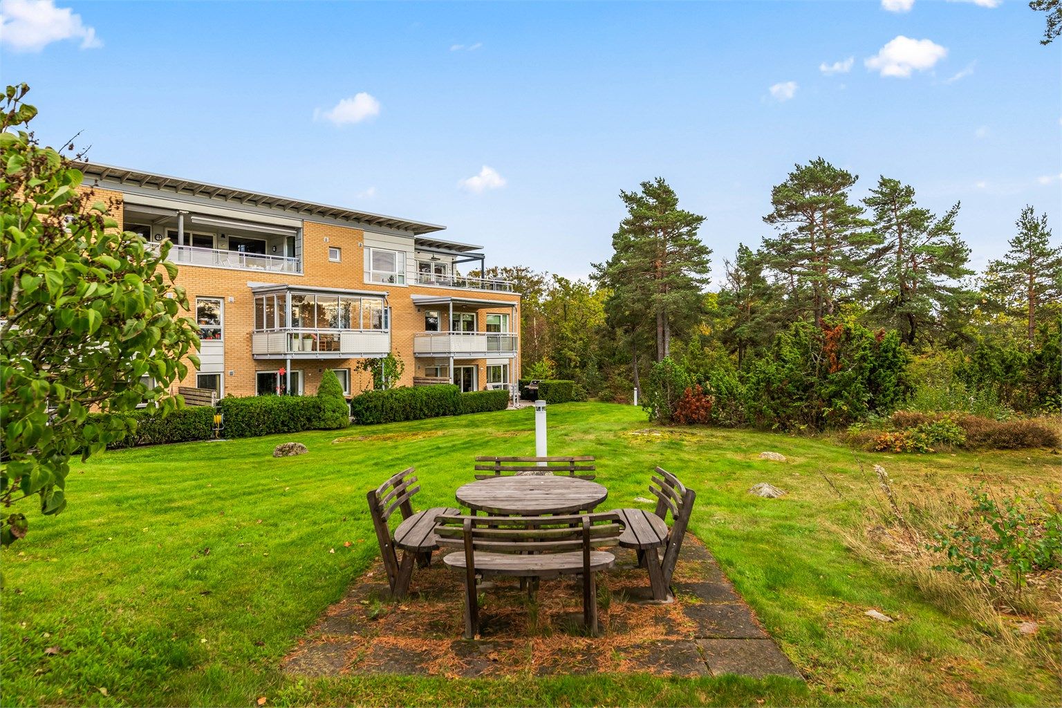 Felles sitteplass i hagen til fri benyttelse for beboerne.