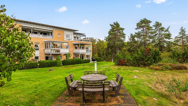 Felles sitteplass i hagen til fri benyttelse for beboerne.