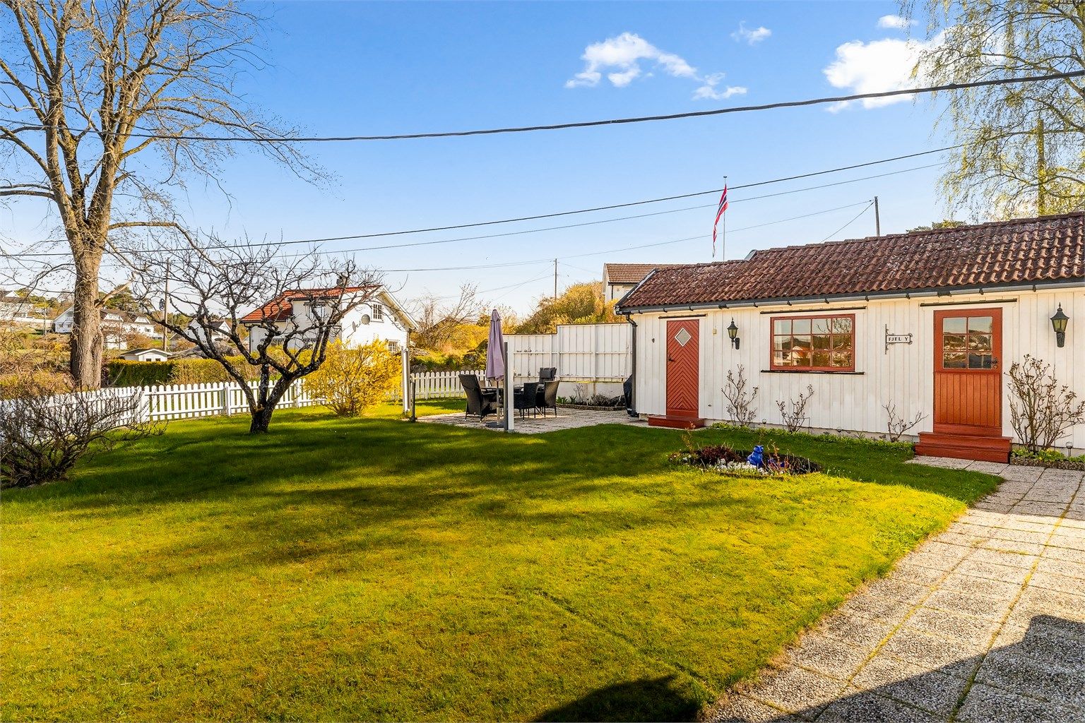 Pent opparbeidet og beplantet hage.