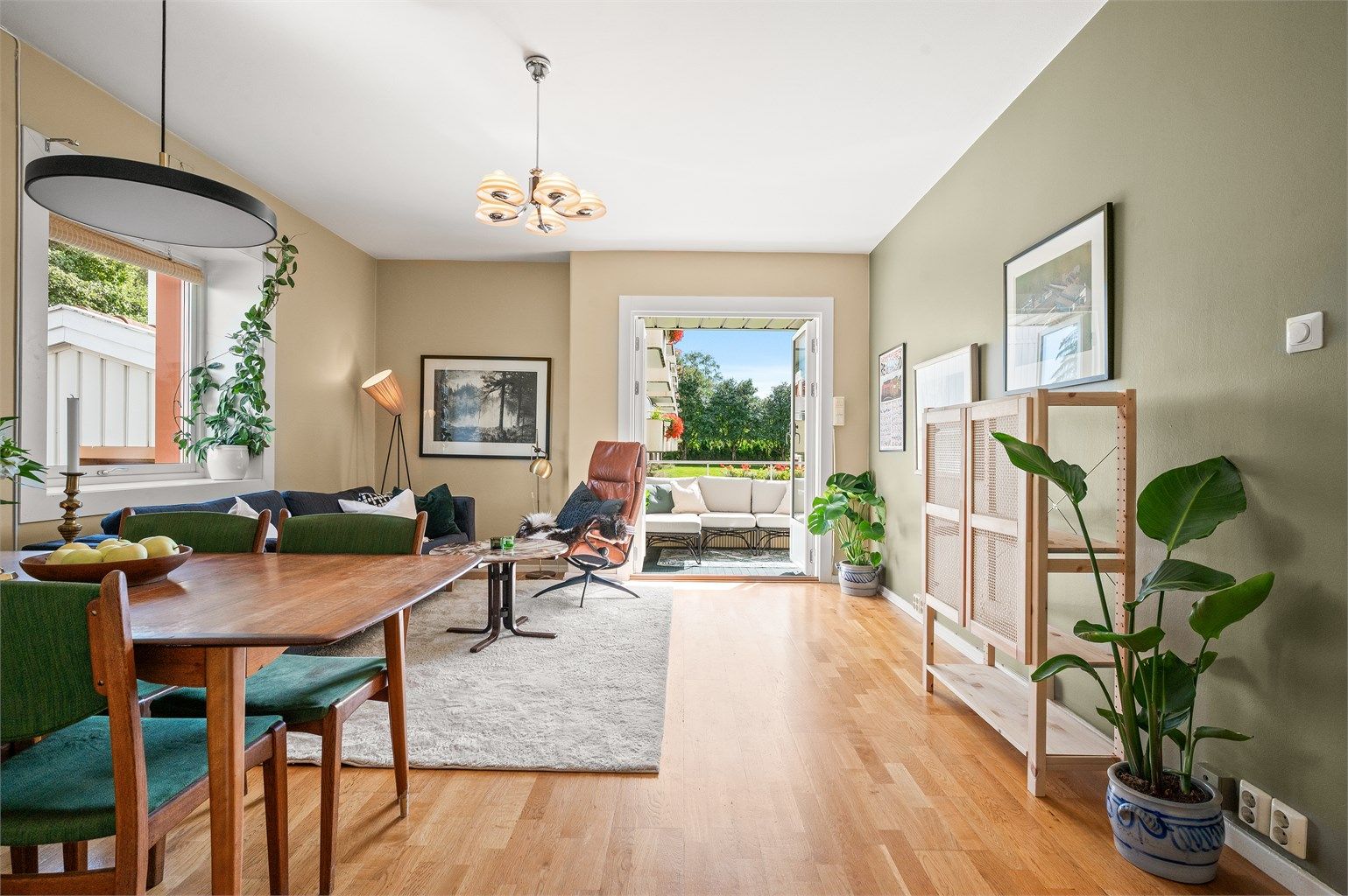 Gjennomgående planløsning med store vindusflater som sørger for luftig og naturlige lysforhold. 