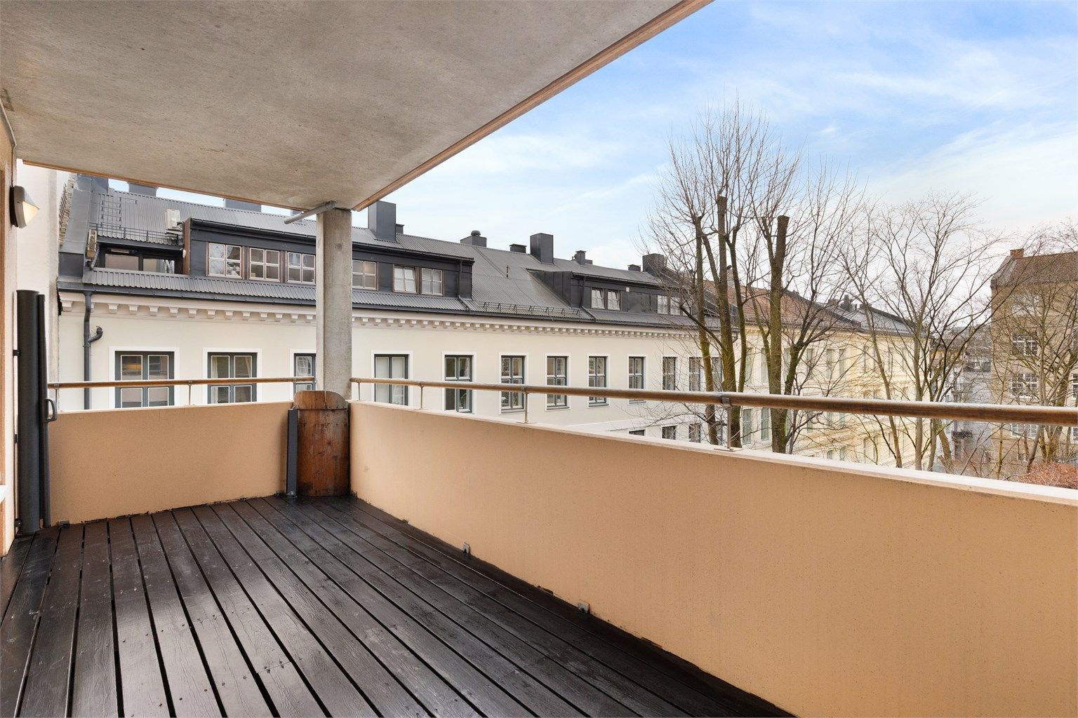 Balkongen er på ca. 11 kvm og har plass til stor sittegruppe eller spisebord