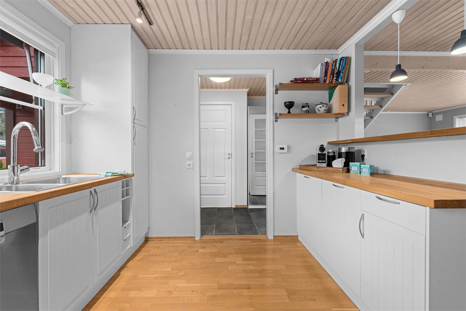 Fra kjøkkenet er det enkel tilgang til både entré og stue, noe som gir en god flyt i etasjen.