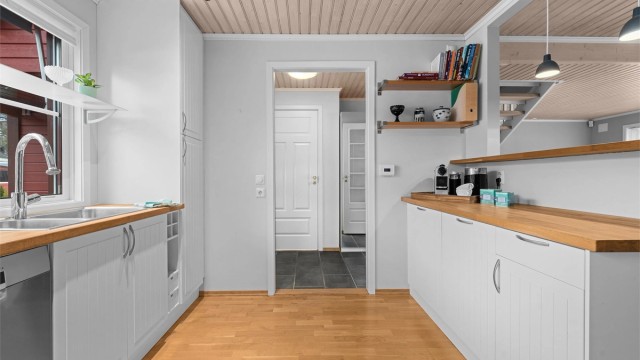 Fra kjøkkenet er det enkel tilgang til både entré og stue, noe som gir en god flyt i etasjen.