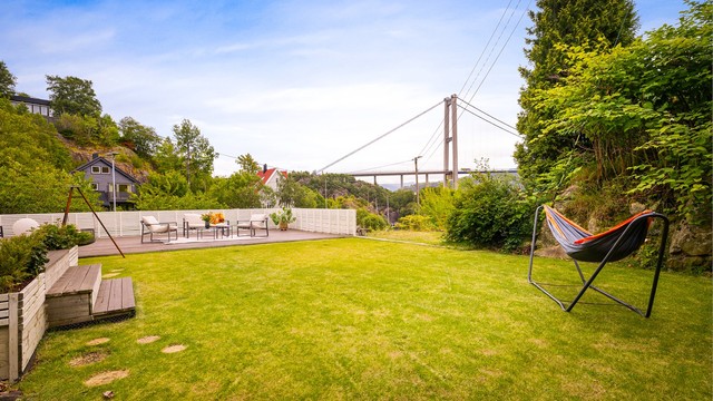 Fin utsikt fra hagen og flat plen på akkurat passe størrelse.