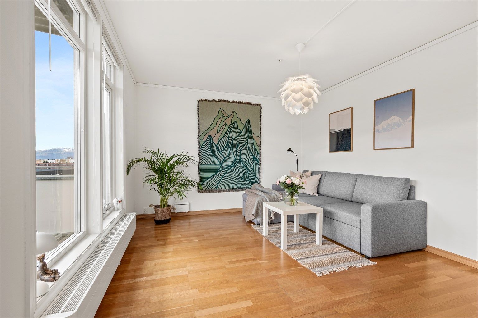 Sue med lyse overflater og utgang til sydvent balkong med utsikt