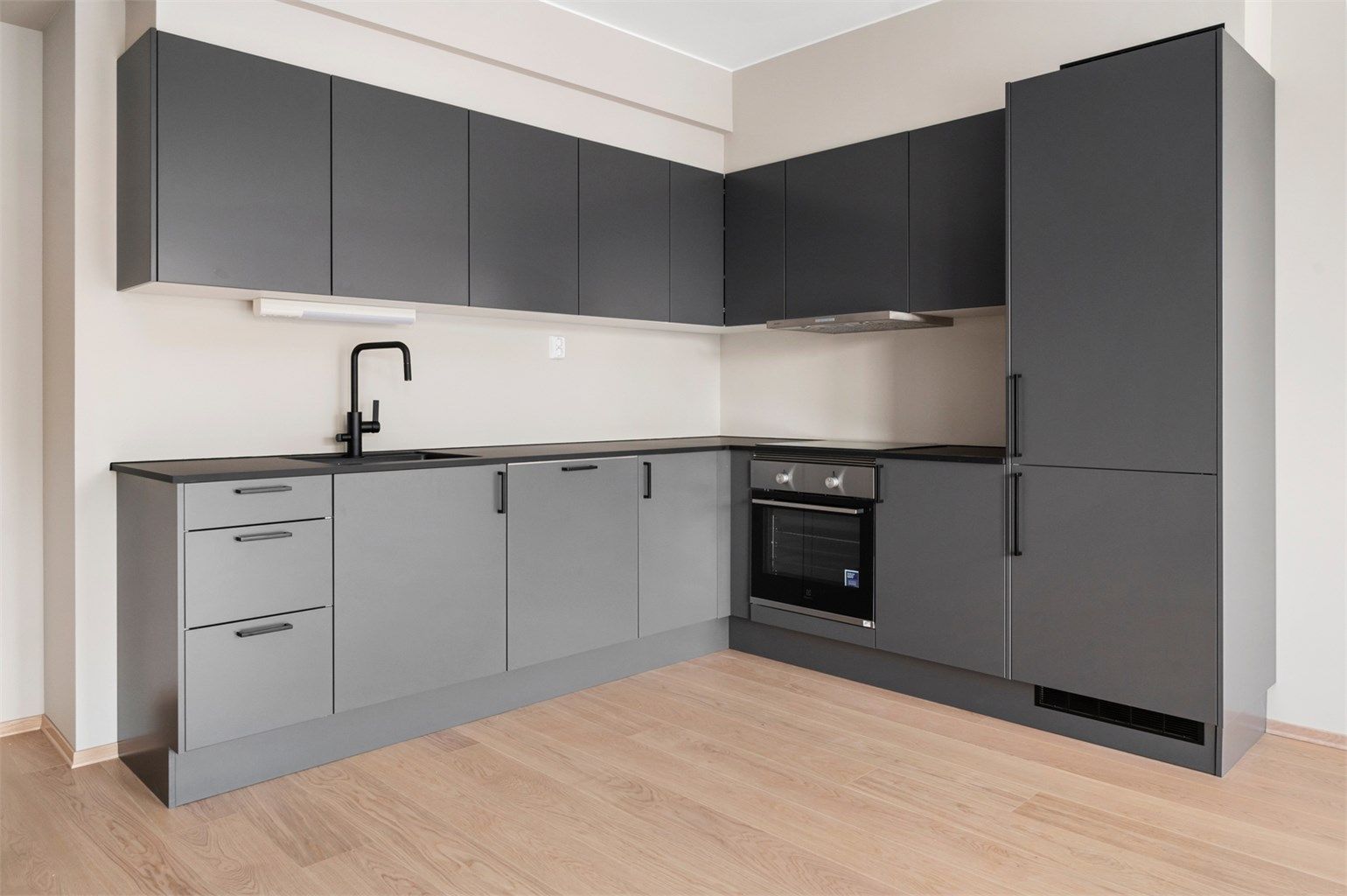 Stilrent kjøkken fra Sigdal med integrerte hvitevarer. Videre er kjøkkenet utstyrt med integrert koketopp, stekeovn, oppvaskmaskin og kjøleskap med frysedel.