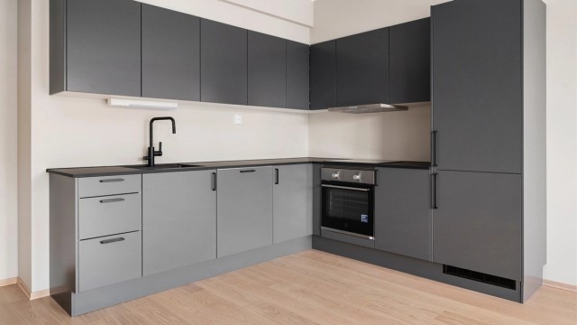 Stilrent kjøkken fra Sigdal med integrerte hvitevarer. Videre er kjøkkenet utstyrt med integrert koketopp, stekeovn, oppvaskmaskin og kjøleskap med frysedel.