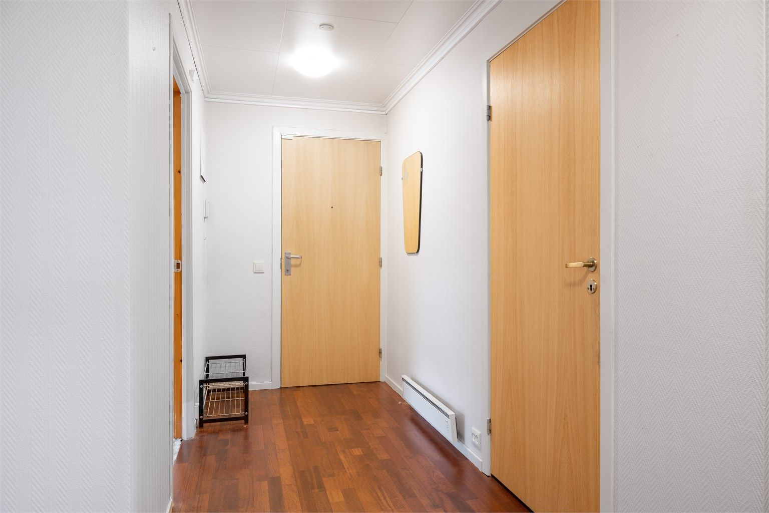 Entrè. Dør til høyre går til bod / garderoberom og dør til venstre er til 1 av de 3 soverom. Dette rommet har over lang tid fungert perfekt som bibliotek / tv rom.