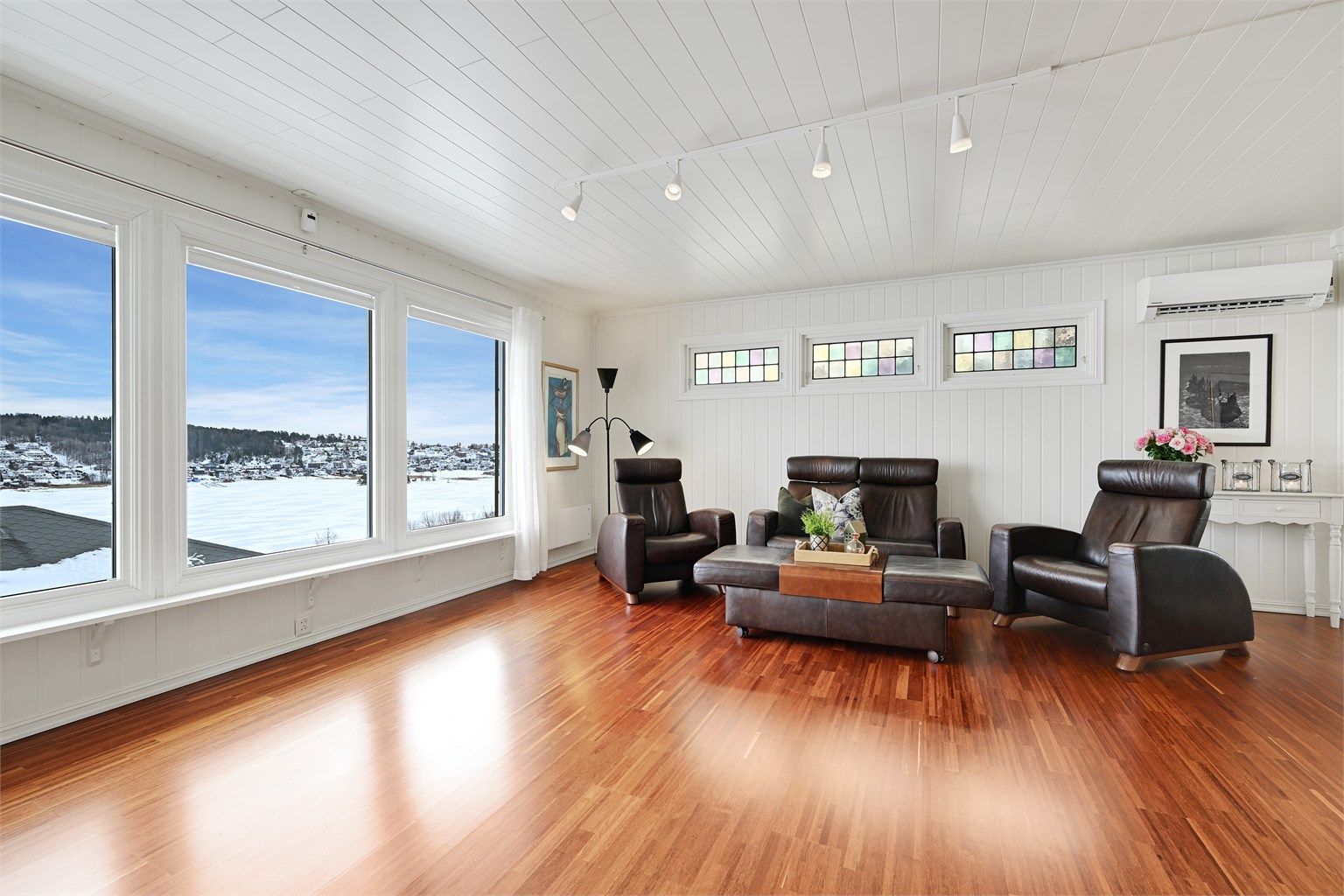 Med store vindusflater som gir fantastisk utsikt mot sjøen