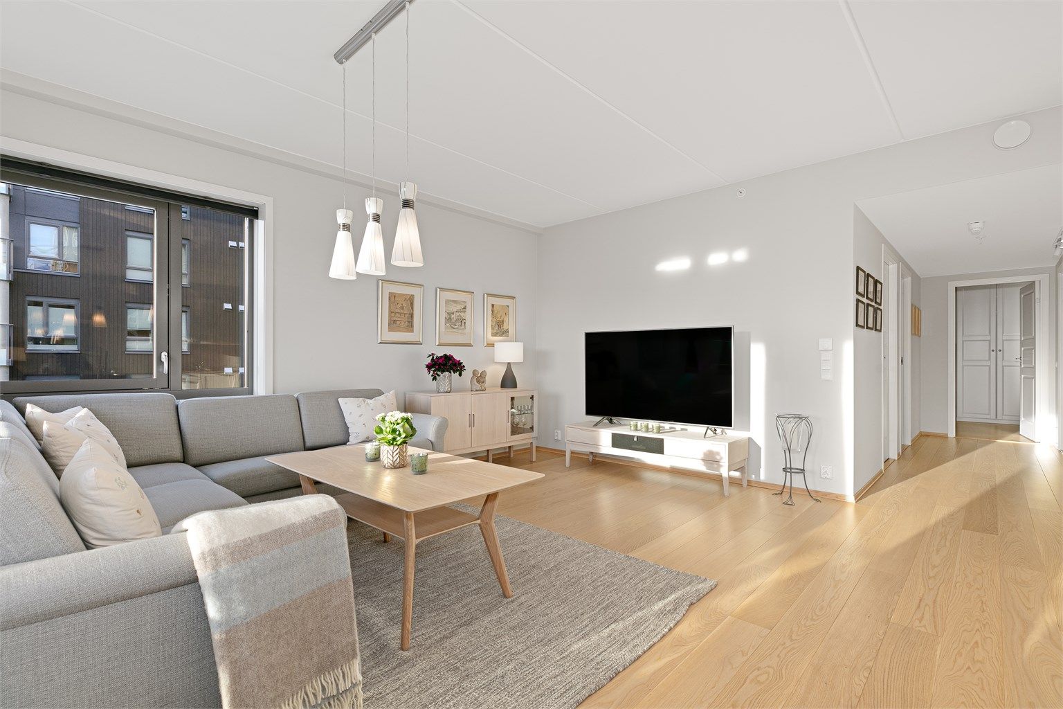 Ideell hjørneløsning for en koselig sofakrok med tilrettelagt oppsett for TV.