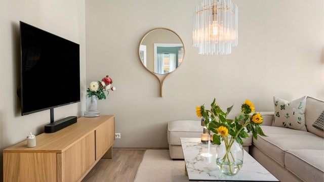 Store vindusflater slipper inn godt med naturlig lys.
