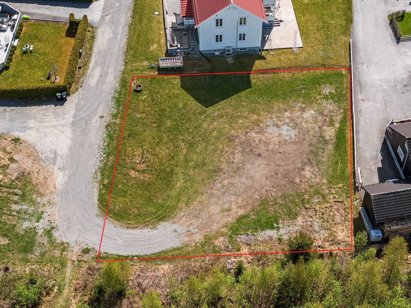 Tomtegrensene er ment som illustrasjon. Det kan være avvik på faktiske grenser og illustrasjonsbildet.