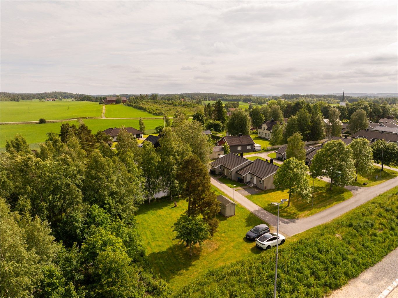 Landlig og rolig beliggenhet med flotte omgivelser og åpent landskap.