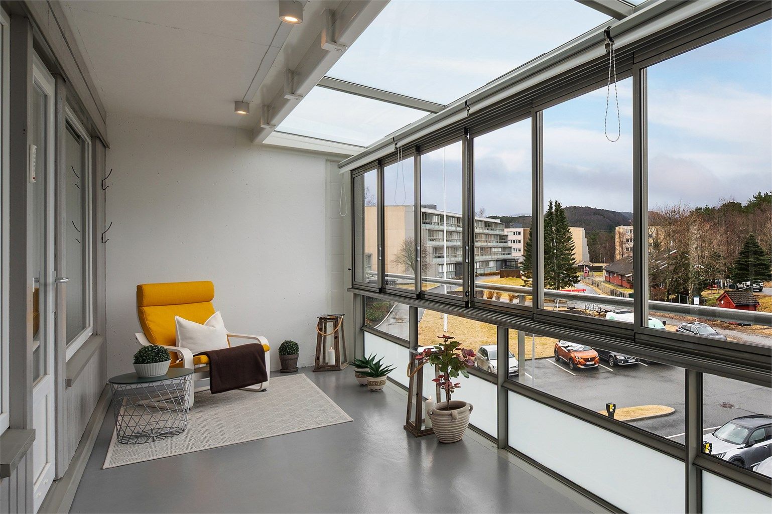 Stor og fin innglasset altan som ble utført i regi av borettslaget gjennom felles rehabilitering 2018-2020.