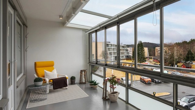 Stor og fin innglasset altan som ble utført i regi av borettslaget gjennom felles rehabilitering 2018-2020.