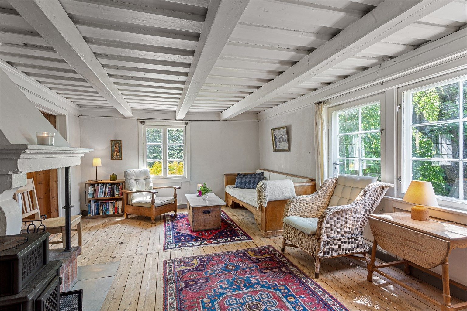 Stue med sofaområde og sittegruppe