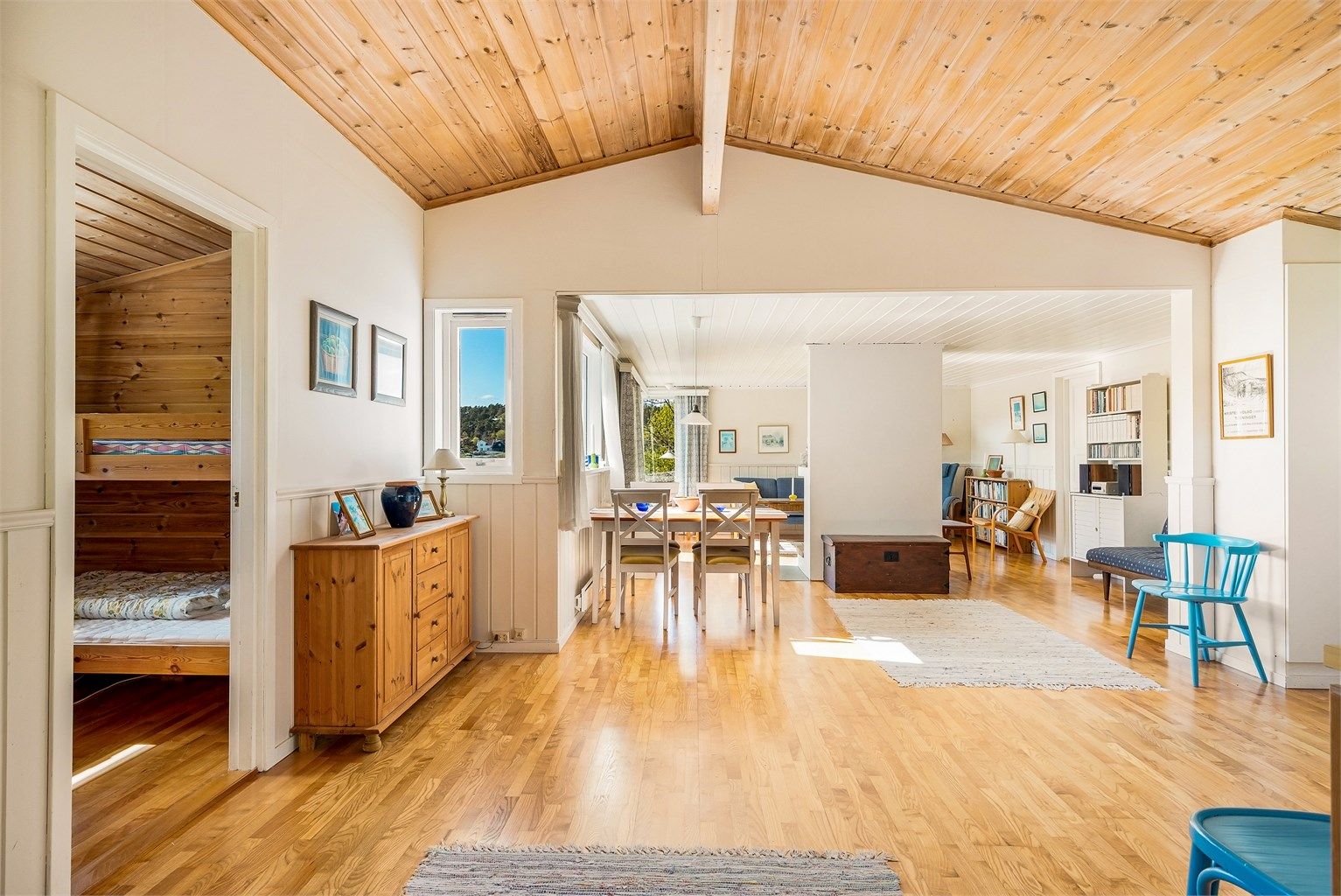 Her får du en åpen og god planløsning med plass til hele familien.