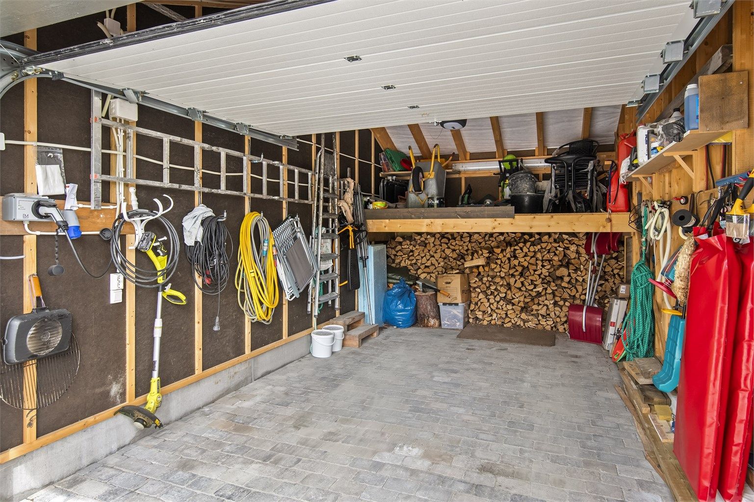 Garasje med god plass og elbil lader