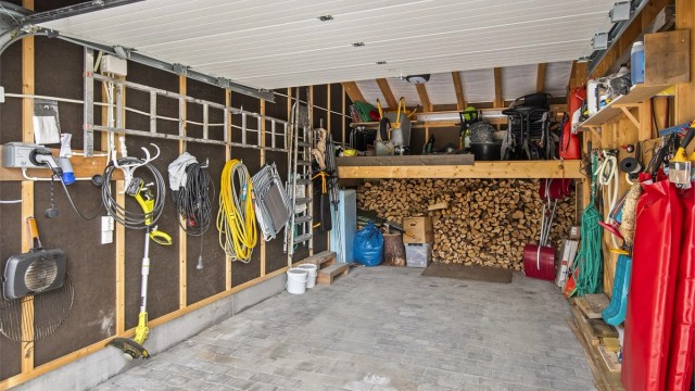 Garasje med god plass og elbil lader