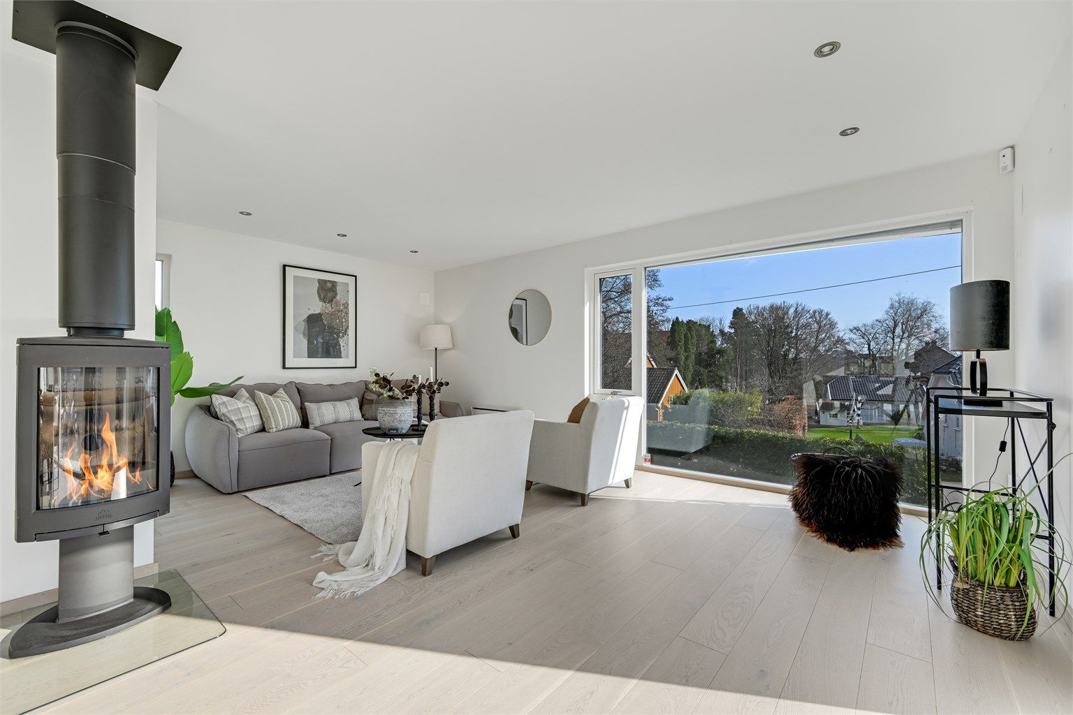 Den effektive vedovnen fra byggeåret gir god varme og en hyggelig atmosfære på kjølige dager.