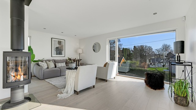 Den effektive vedovnen fra byggeåret gir god varme og en hyggelig atmosfære på kjølige dager.