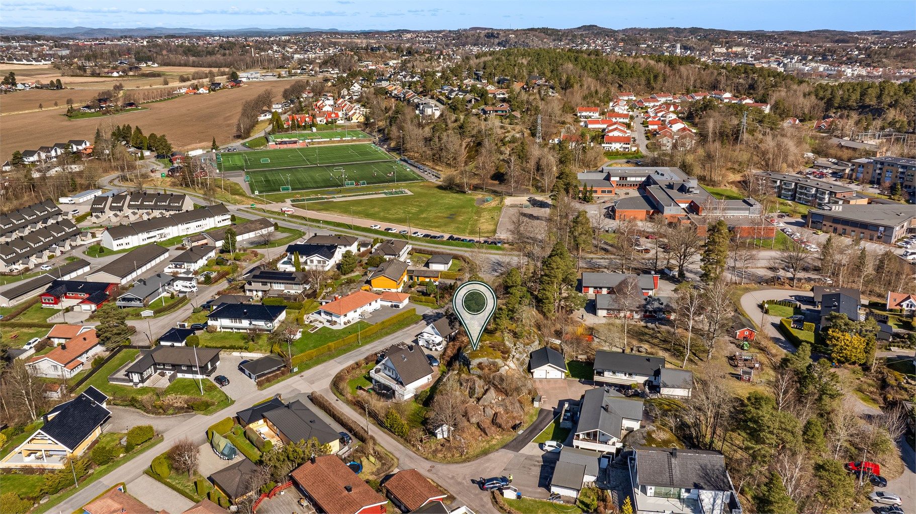 Tomten er på ca. 750 kvm og byr på særdeles gode solforhold gjennom store deler av dagen