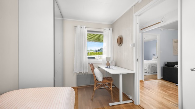 God plass til seng, skrivebord og klesoppbevaring.