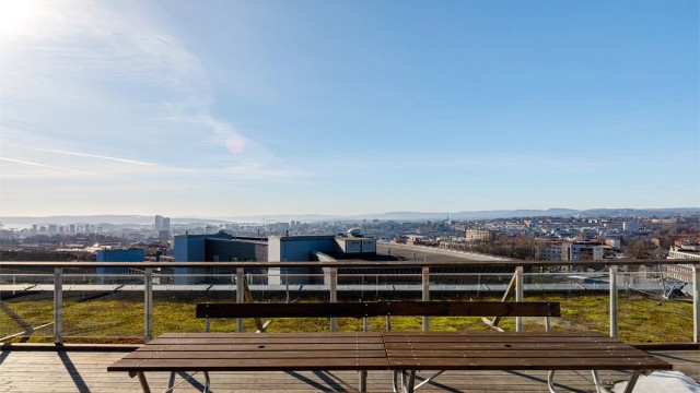 Det er to felles takterrasser i bygården og ettersom de fleste leiligheter har egen balkong oppleves takterrassen i 7.etg ganske privat.