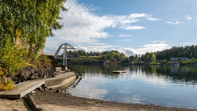 Badeplass med stupetårn og strand ved fjorden like i nærheten