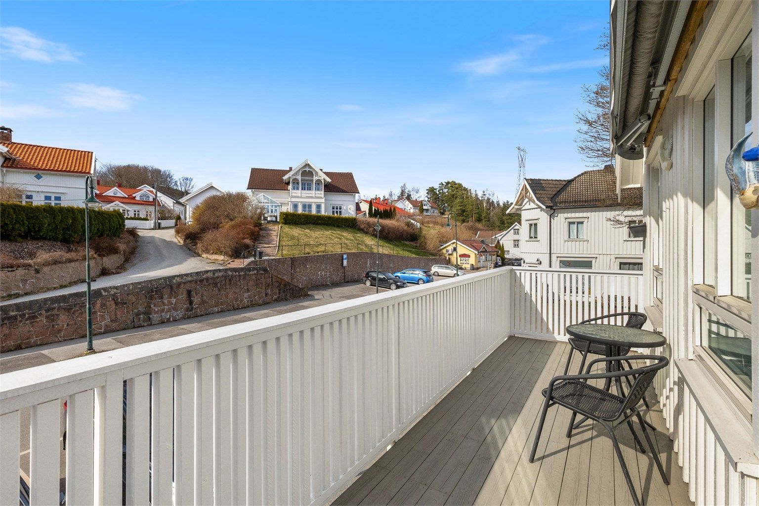 Eiendommen har en flott og sentral beliggenhet ved fjorden