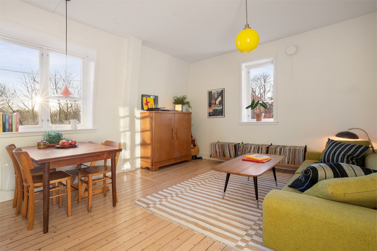 Den gode interne beliggenheten i bygget, topp-/hjørneleilighet, gir lysinnslipp fra tre sider. Det er hyggelig utsyn og lite innsyn