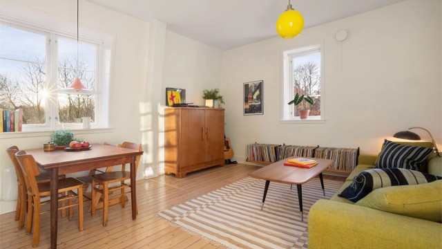 Den gode interne beliggenheten i bygget, topp-/hjørneleilighet, gir lysinnslipp fra tre sider. Det er hyggelig utsyn og lite innsyn