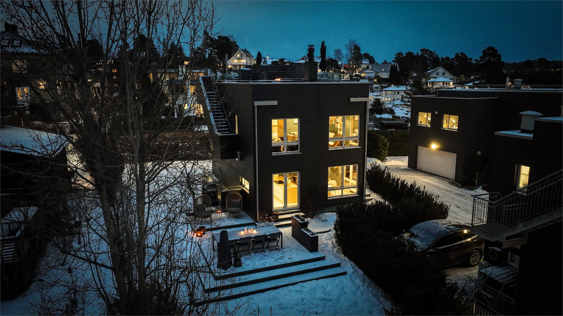 Moderne arkitektonisk med flott opparbeidet hage og takterrasse.