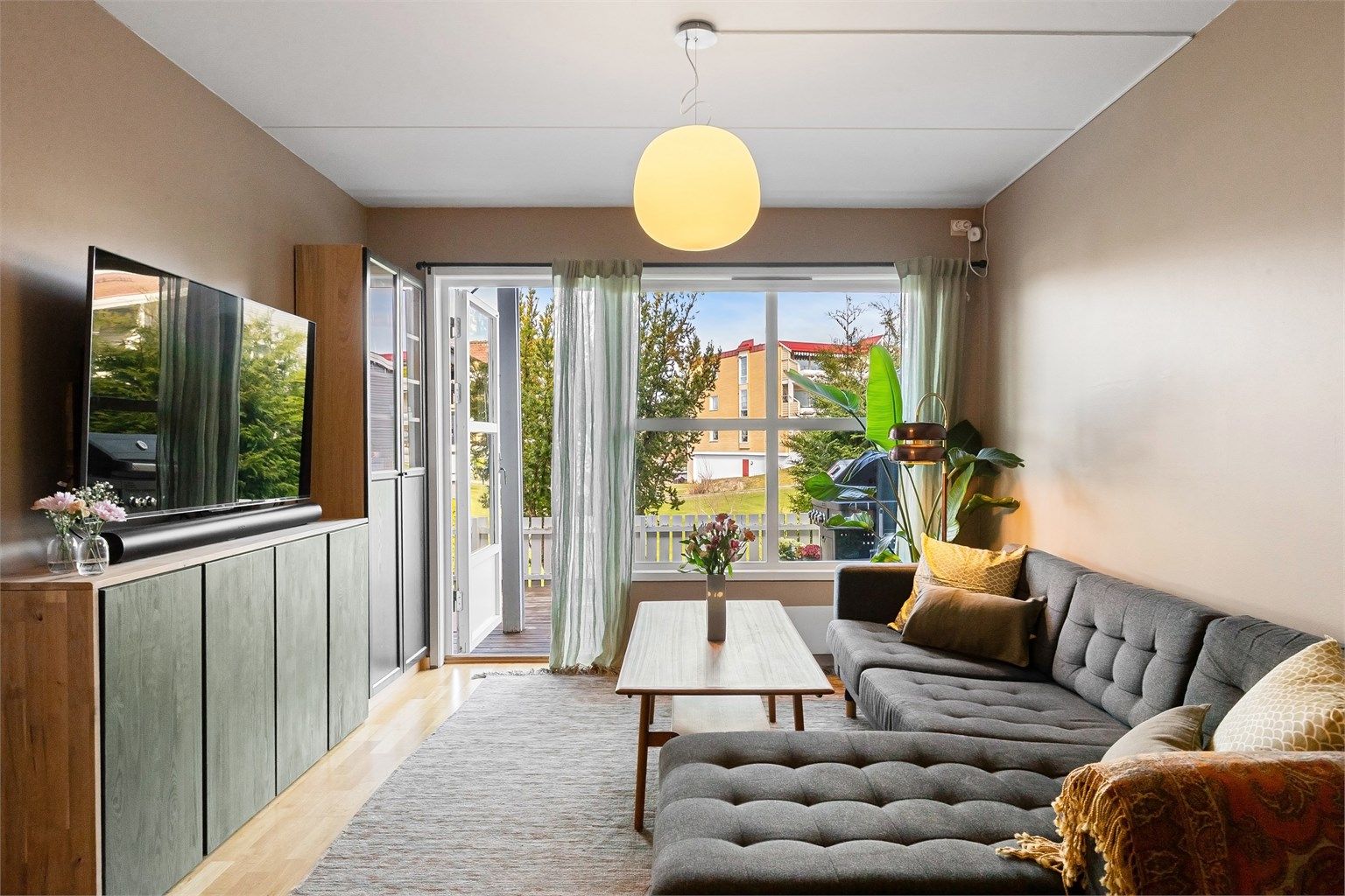 Stuen oppleves lys og luftig hvor det er enkelt å trives