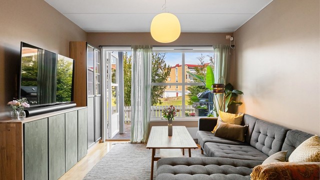 Stuen oppleves lys og luftig hvor det er enkelt å trives