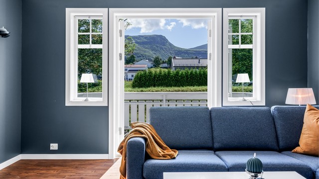 Utsikt over nærområdet fra loftsstuen.