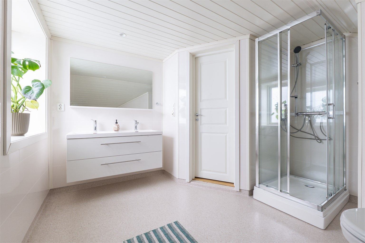 Badet i andre etasje er lett tilgjengelig fra alle soverom. Dette ble fornyet i 2016 og er i likhet med badet i første innredet med dobbel servant.
