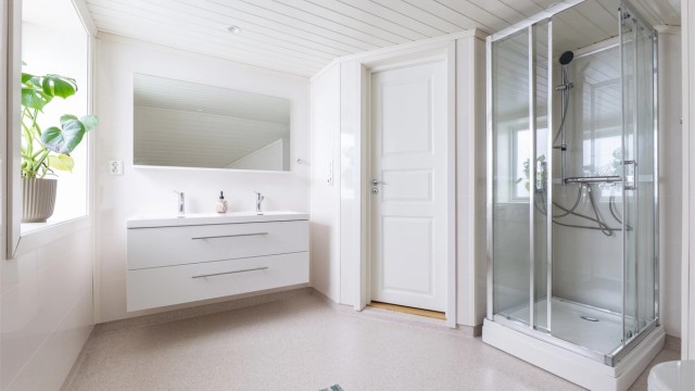 Badet i andre etasje er lett tilgjengelig fra alle soverom. Dette ble fornyet i 2016 og er i likhet med badet i første innredet med dobbel servant.